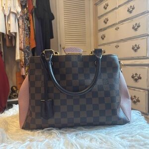 Pre loved Brittany bag. Interior has staining, no major flaws on canvass.